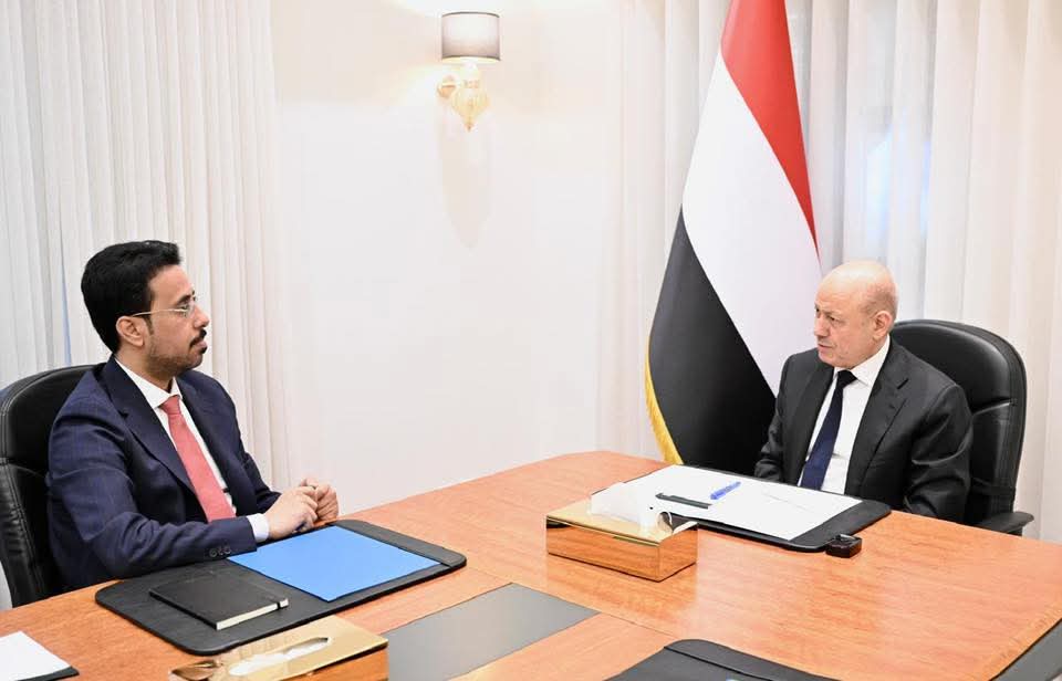 “رشاد العليمي” يحث هيئة التشاور على نقل العلاقة بين المكونات من التنافس إلى الشراكة