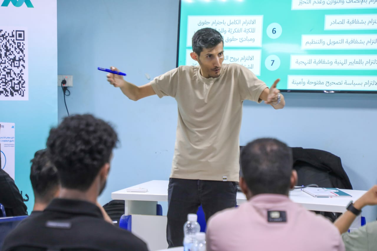 المكلا.. تعريف طلاب إعلام جامعة حضرموت على مهارات التحقق من المعلومات