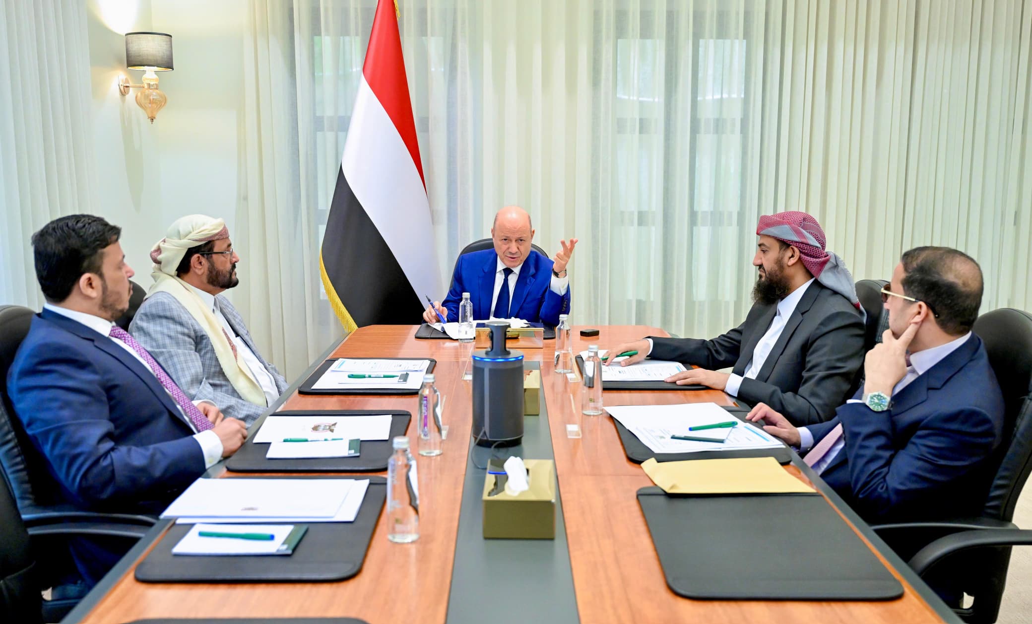 سبأ: “الرئاسي اليمني” يناقش آليات الاستجابة لتداعيات التطورات المحلية والإقليمية