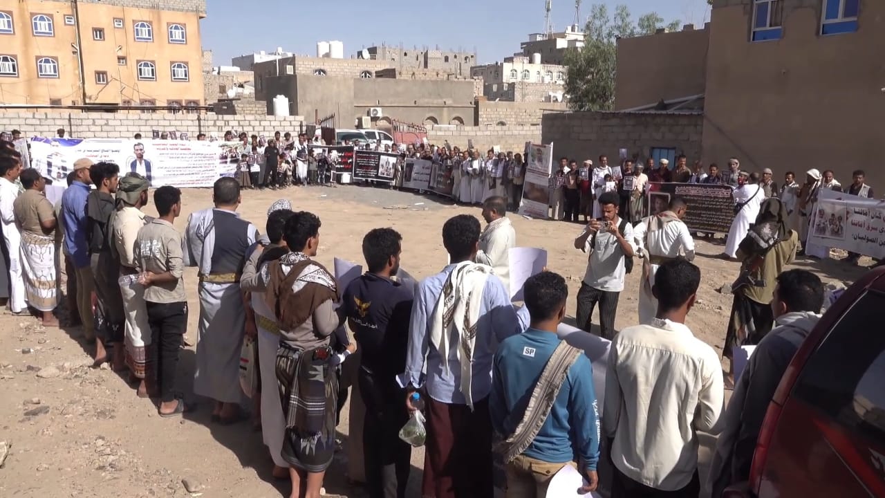 وقفة احتجاجية لأبناء تعز في مأرب ترفض محاولات “تمييع” وفاة سجين الصولبان بعدن
