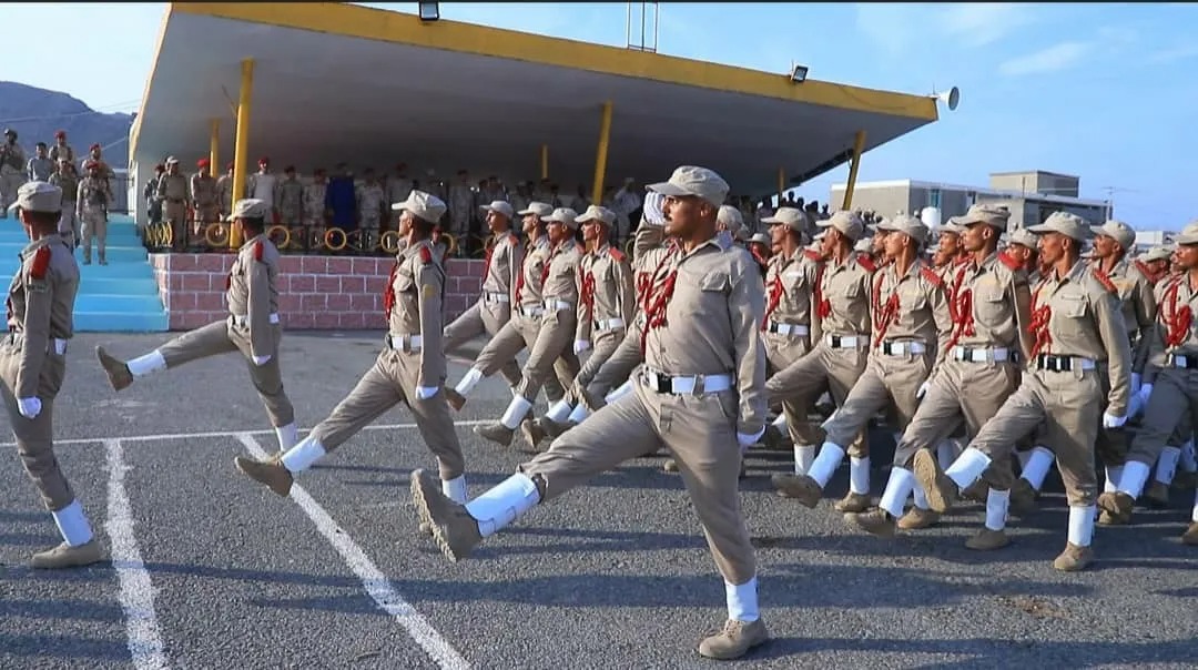 الدفاع اليمنية تتيح لمناطق الحوثيين الالتحاق بـ “الكلية الحربية” شرط عدم الانتماء الحزبي