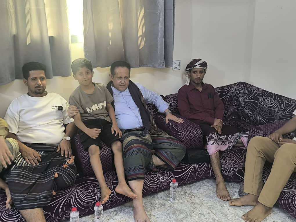 قيادة المجلس الانتقالي تعزّي أسرة “الشاعر” وتعدّ اغتياله “اعتداءً” على مستقبل المجتمع