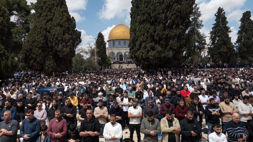 100 ألف يؤدون صلاة الجمعة بالأقصى بعد 40 يوما من الاغلاق