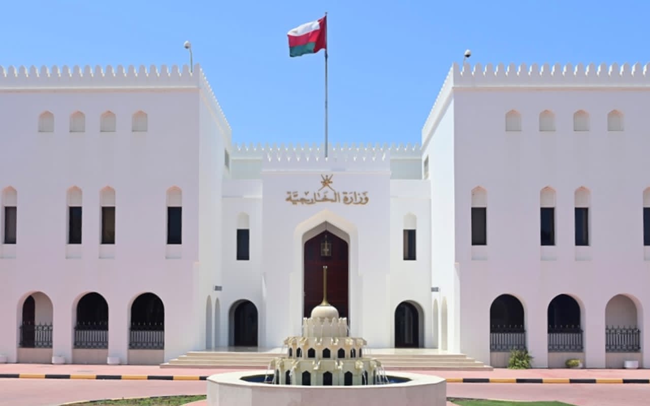 سلطنة عمان تستدعي سفير طهران وتسلمه مذكرة احتجاج سلطنة عمان تستدعي سفير طهران وتسلمه مذكرة احتجاج