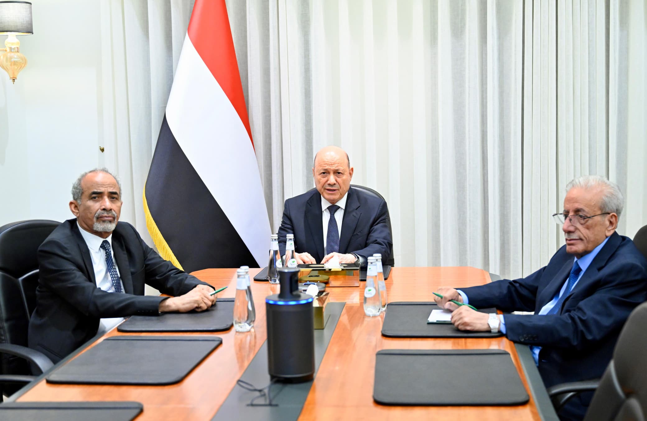 الرئاسي اليمني يرفض طلباً إيرانياً بإعادة قيادات الحوثيين عبر ناقل إيراني الرئاسي اليمني يرفض طلباً إيرانياً بإعادة قيادات الحوثيين عبر ناقل إيراني