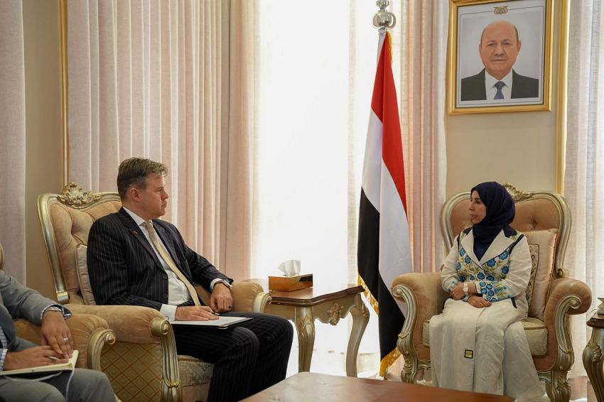 القائم بأعمال السفارة الأمريكية يشدد على الشراكة بين واشنطن واليمن لحماية الأمن البحري في البحر الأحمر