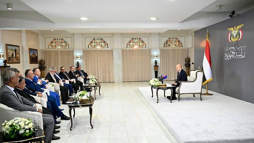 إعلام الجيش اليمني يغيب عن لقاء “رشاد العليمي” بالمؤسسات الإعلامية