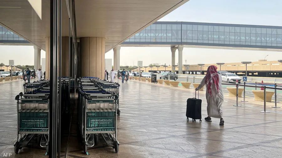 وسائل إعلام سعودية: مطار الملك خالد الدولي بالرياض يستأنف رحلاته الجوية بشكل محدود