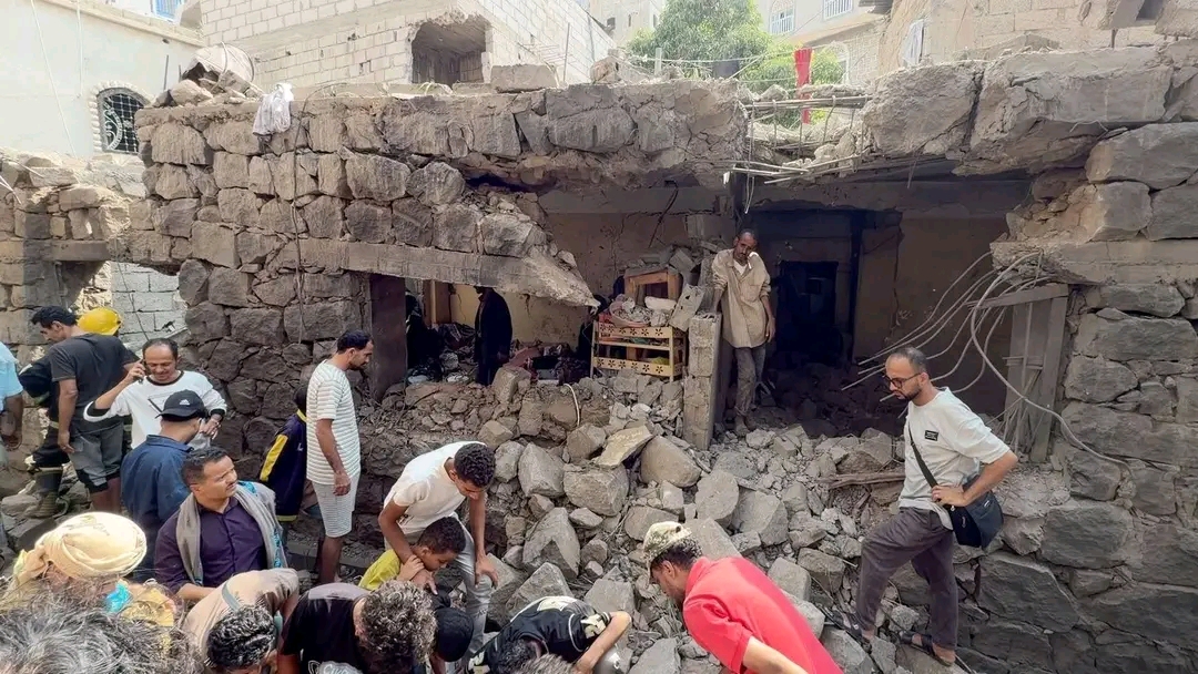 منظمة: قصف الحوثيين حي صينة في تعز بالـ “باليستي” يرقى إلى “جريمة حرب”